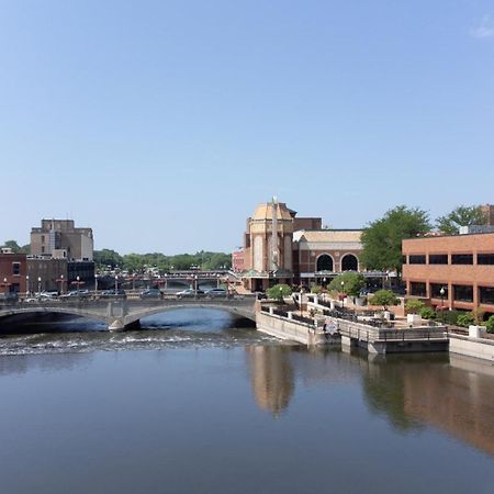 Hometowne Studios By Red Roof And Conference Center Chicago - N Aurora Naperville North Aurora Dış mekan fotoğraf