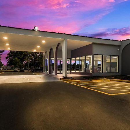 Hometowne Studios By Red Roof And Conference Center Chicago - N Aurora Naperville North Aurora Dış mekan fotoğraf