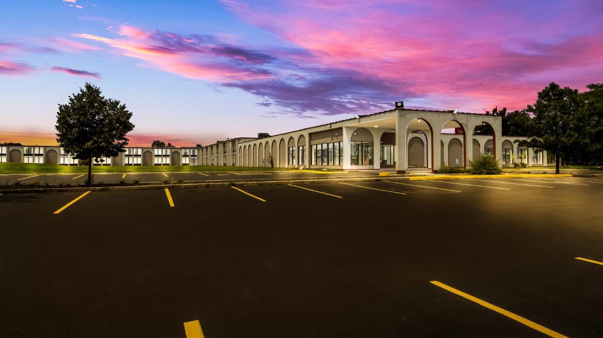 Hometowne Studios By Red Roof And Conference Center Chicago - N Aurora Naperville North Aurora Dış mekan fotoğraf