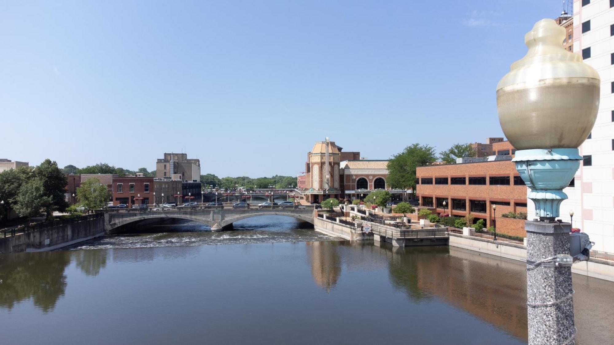 Hometowne Studios By Red Roof And Conference Center Chicago - N Aurora Naperville North Aurora Dış mekan fotoğraf