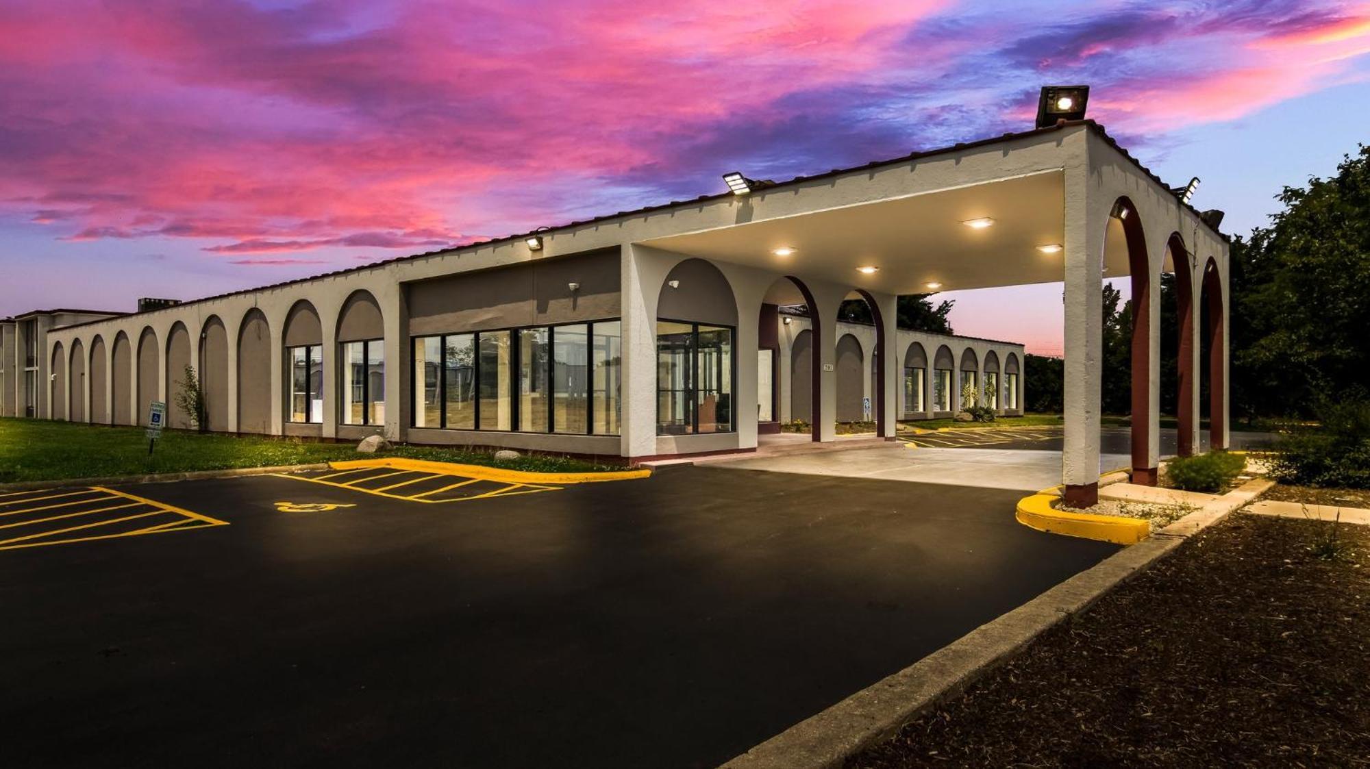 Hometowne Studios By Red Roof And Conference Center Chicago - N Aurora Naperville North Aurora Dış mekan fotoğraf