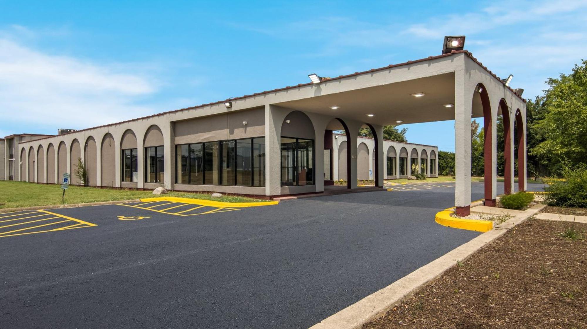 Hometowne Studios By Red Roof And Conference Center Chicago - N Aurora Naperville North Aurora Dış mekan fotoğraf